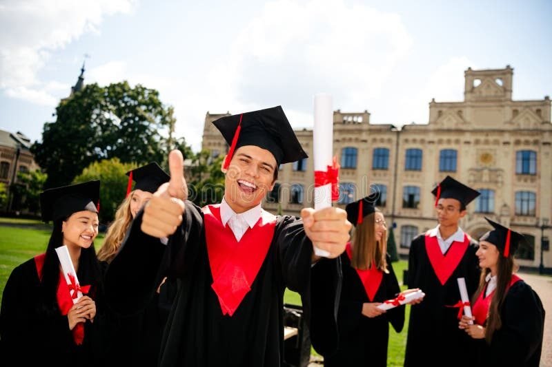 jeunes diplomes celebrant leur reussite scolaire
