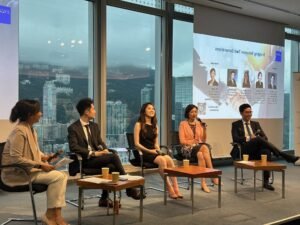 jeunes et seniors discutant devant une banque