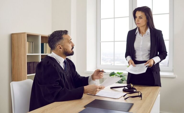 juges examinant un dossier juridique complexe