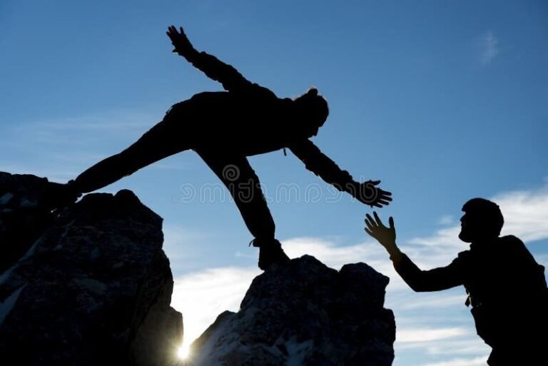 Comment Un Petit Coup De Pouce Peut-Il Transformer Votre Quotidien 38 main aidant une autre main a grimper