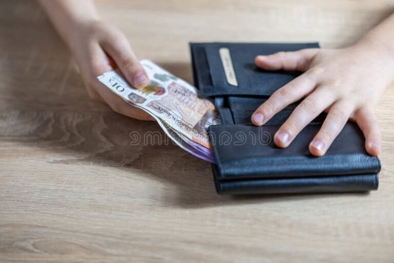 main dadulte tendant une carte bancaire enfant