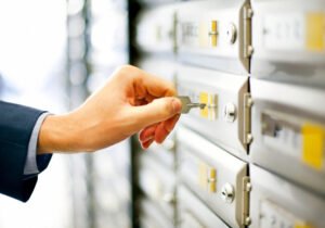 main deposant des billets dans coffre bancaire securise