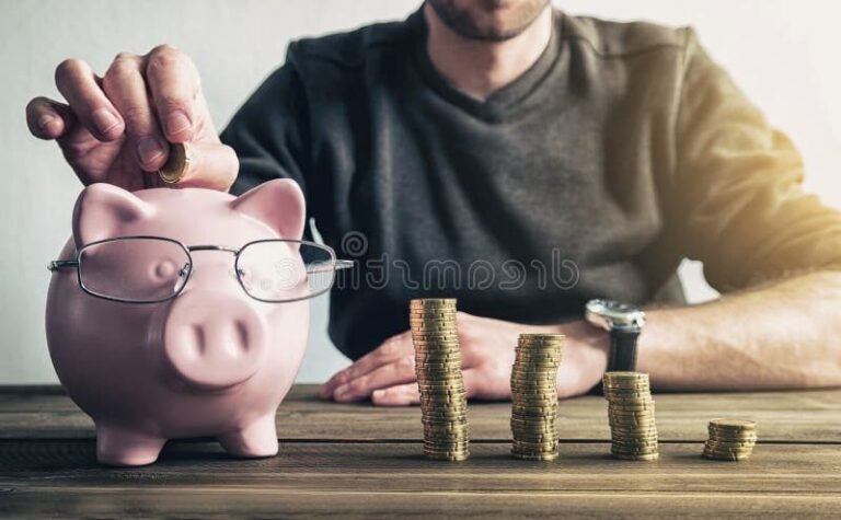 main deposant des billets dans une tirelire securisee