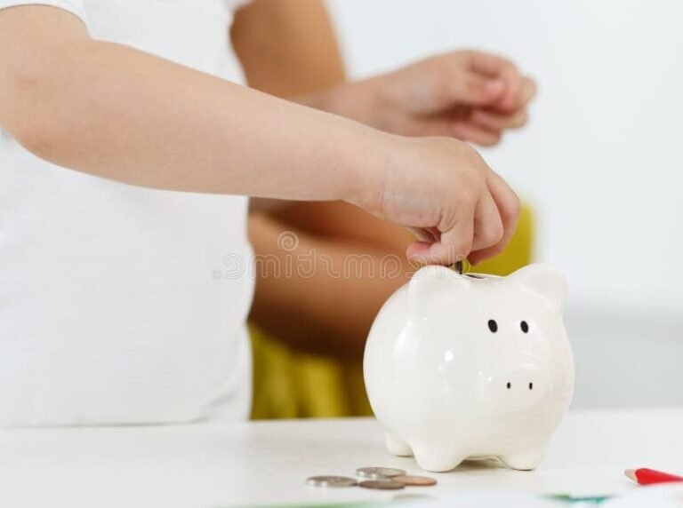 main deposant piece dans tirelire transparente