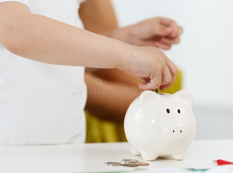 main deposant piece dans tirelire transparente