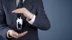 main echangeant un document dassurance vie