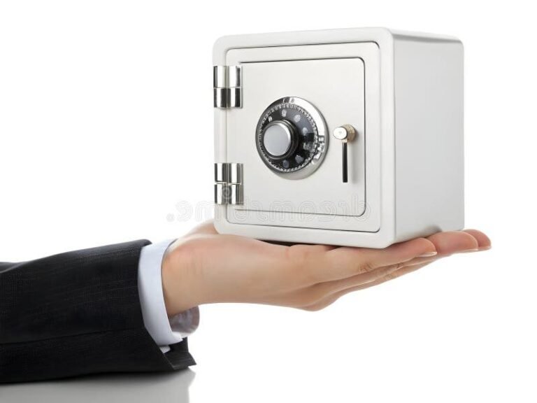 main fermant un coffre fort securise