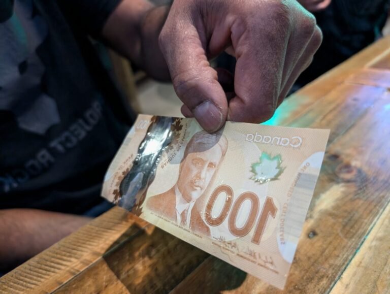 main recevant des billets dargent lumineux