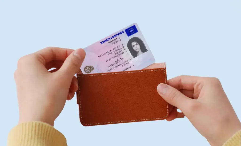 main serrant un portefeuille numerique fissure