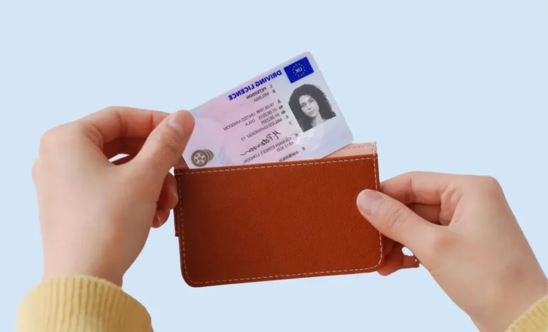 main serrant un portefeuille numerique fissure