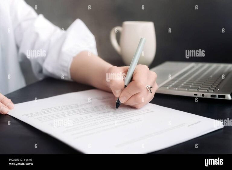 main signant un document officiel en confiance