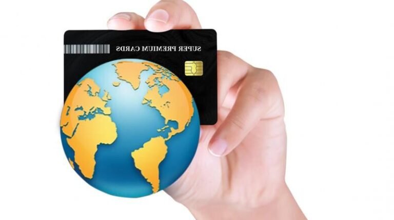 main tenant globe terrestre et carte bancaire