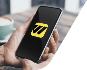 main tenant smartphone avec application western union ouverte