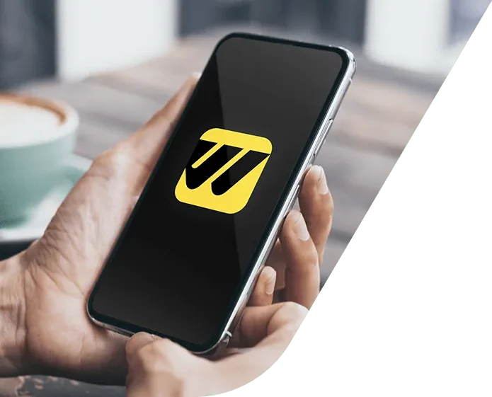 main tenant smartphone avec application western union ouverte