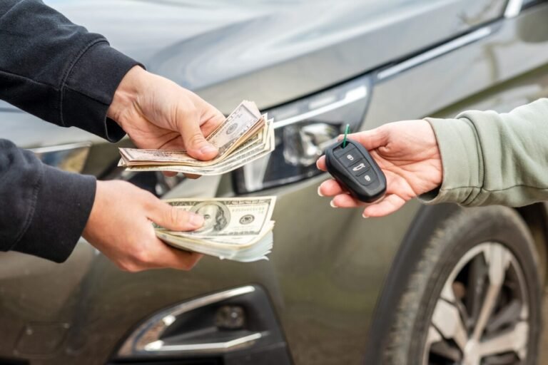 main tenant un cheque de caution et cle voiture