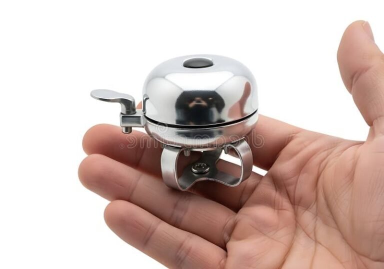 Comment Fonctionne L'assurance Vie Et Quels Sont Ses Avantages 4 main tenant un coffre fort miniature brillant