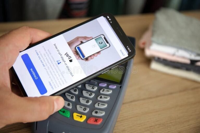 main tenant un iphone pres dun terminal paiement