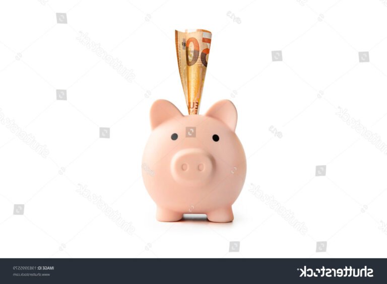 main tenant un piggy bank avec euros