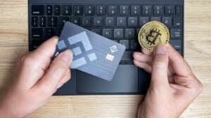 main tenant une carte bancaire brillante