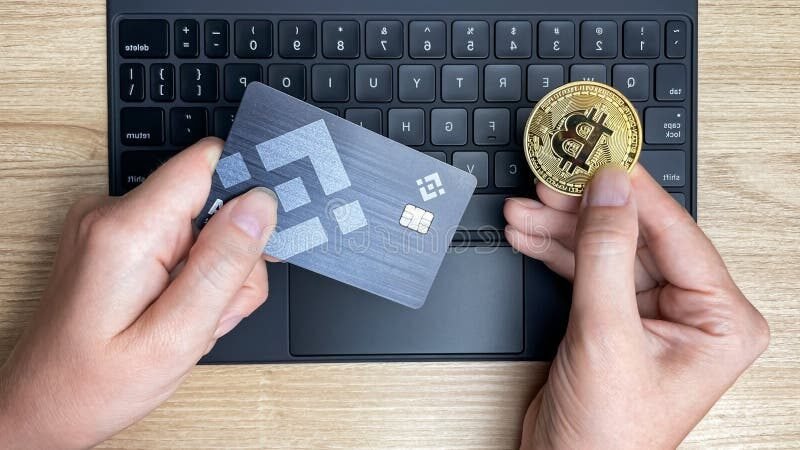 main tenant une carte bancaire brillante