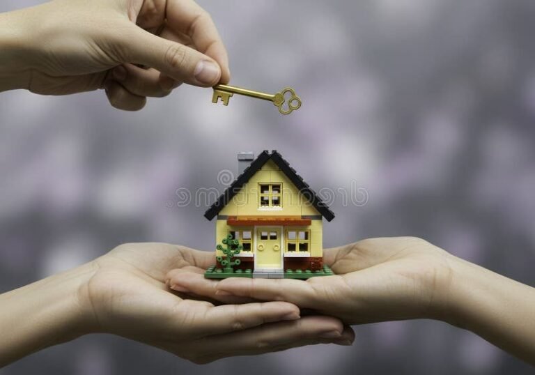 main tenant une maison miniature symbolisant heritage