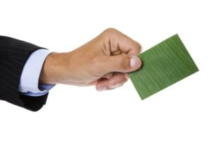 main tendant une carte verte eco responsable