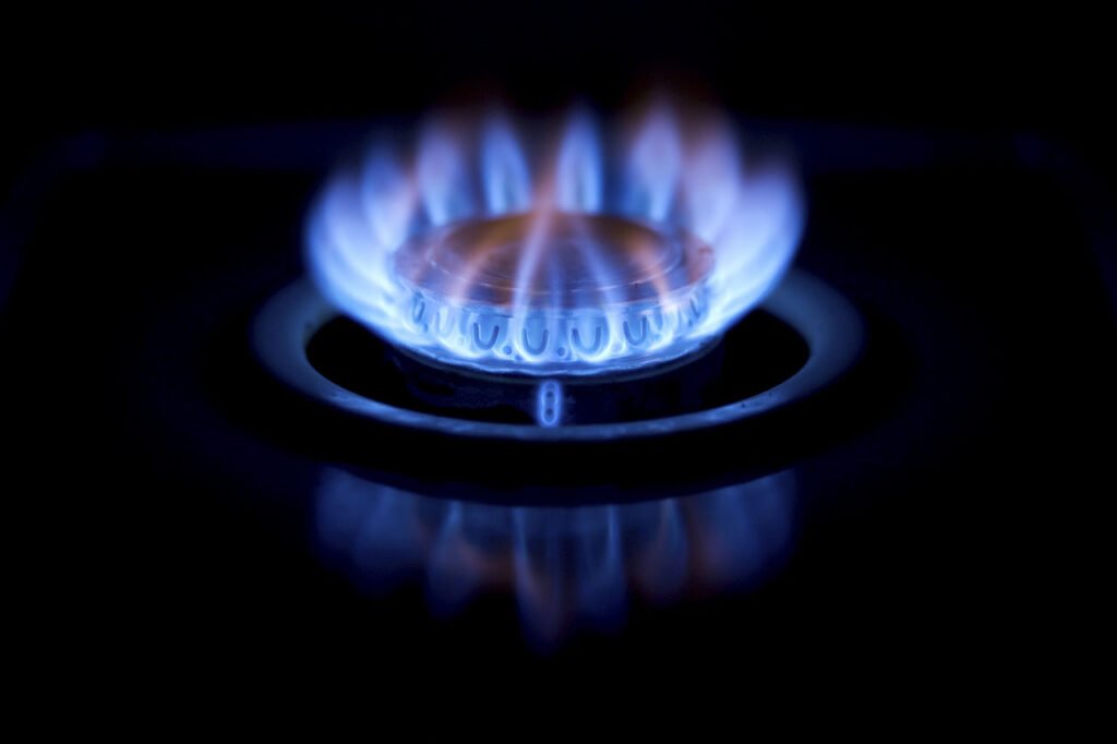 maison avec compteur de gaz et flamme bleue