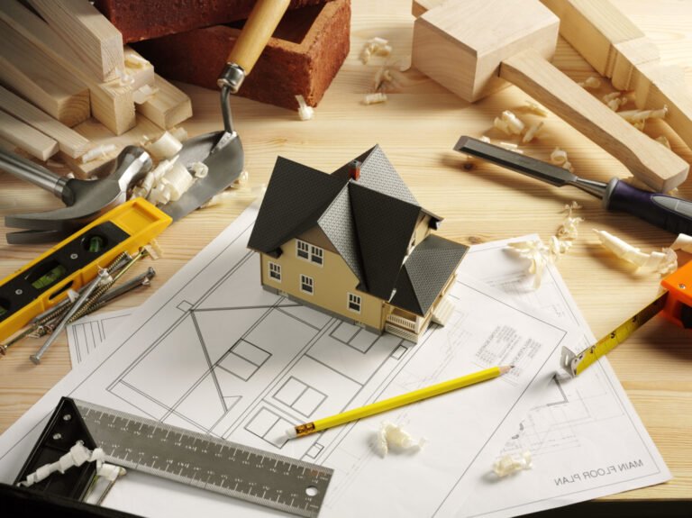 maison en renovation avec plans et outils