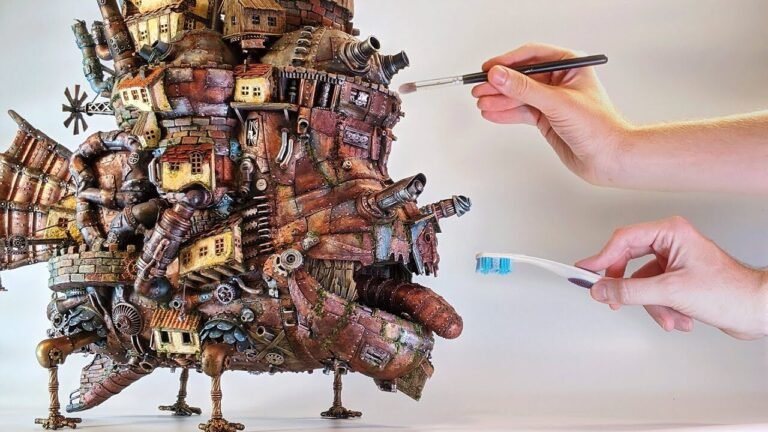 maison miniature posee sur un tas de pieces