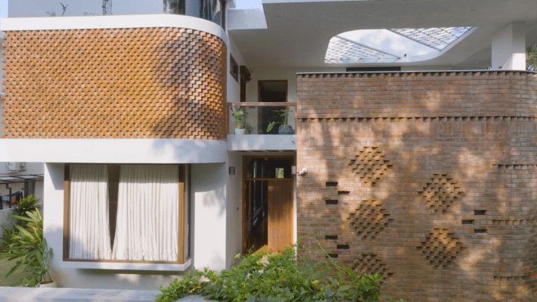 maison moderne avec bouclier protecteur lumineux 1