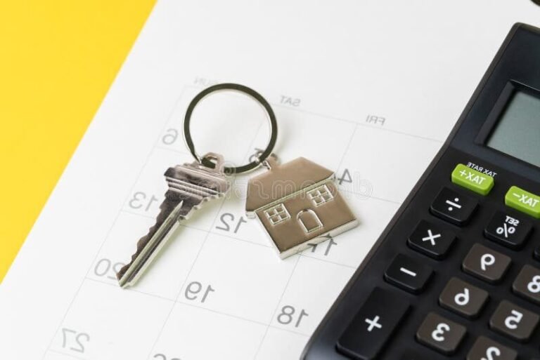 maison moderne avec calculatrice et cle