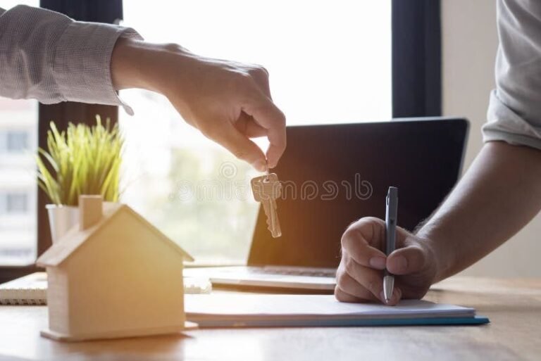 Quels Sont Les Avantages D'un Prêt Immobilier Avec La Banque Palatine 4 maison moderne avec cle et contrats bancaires