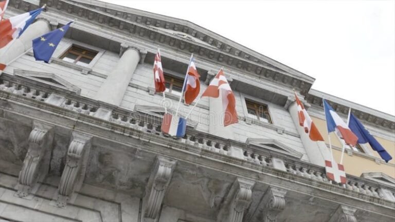 maison moderne avec drapeaux internationaux