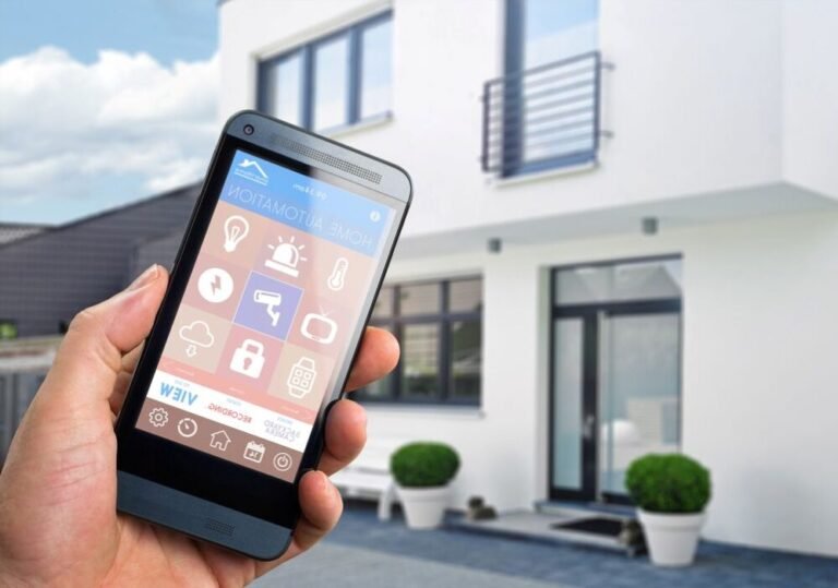 maison moderne avec systeme dalarme visible