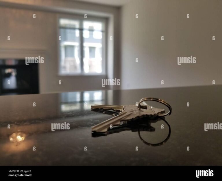 maison vide avec cles sur table