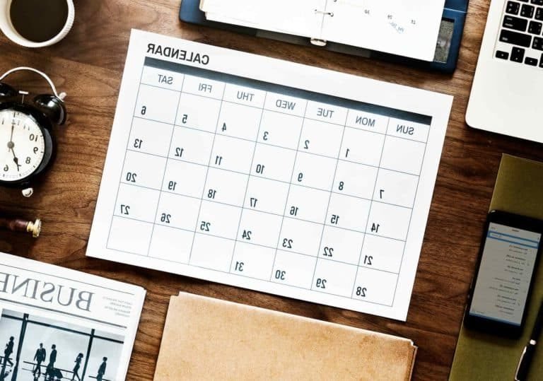 montre avec calendrier et documents dentreprise