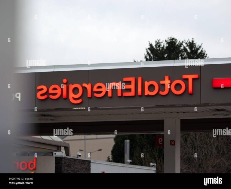 panneaux solaires avec logo total energies lumineux