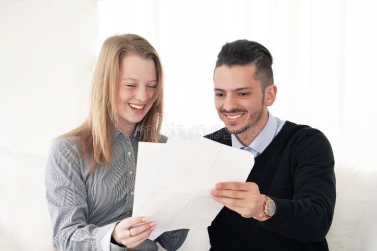 person ecrivant lettre pres dune banque