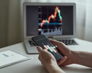 personne achetant des actions sur ordinateur portable