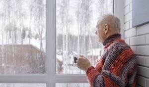 personne agee recevant aide bancaire chaleureuse