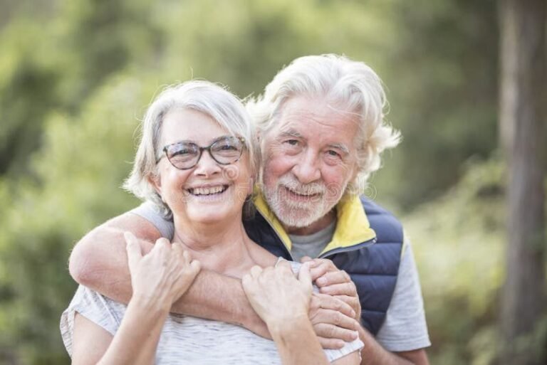 personne agee souriante en pleine nature