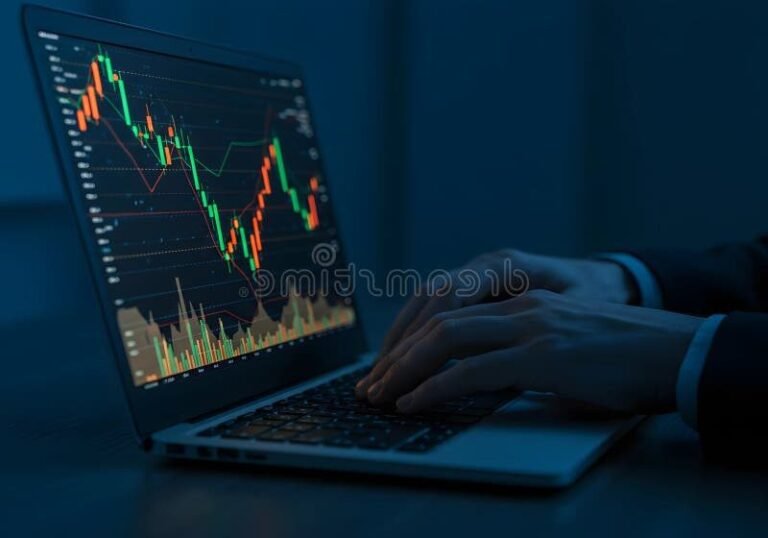 personne analysant des graphiques boursiers colores