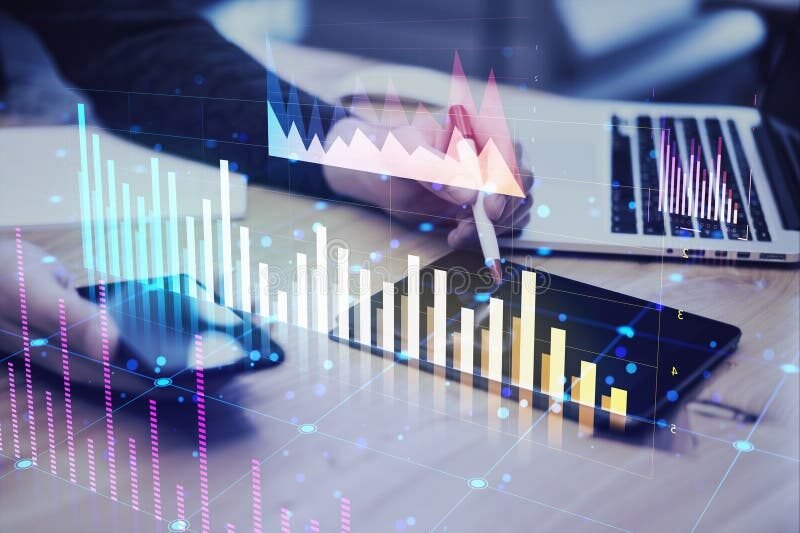 Comment investir son argent pour assurer une bonne rentabilité 2 personne analysant des graphiques financiers modernes