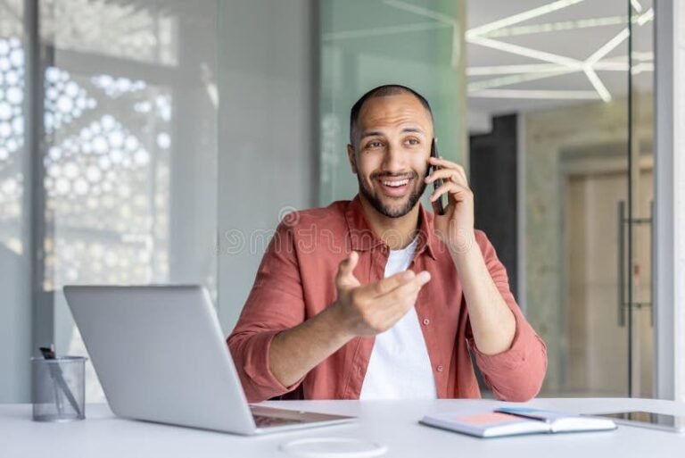 personne au telephone avec bureau moderne lumineux