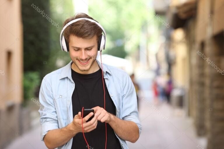 personne au telephone avec casque micro