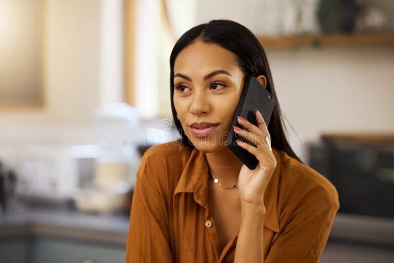 personne au telephone avec maison en arriere plan