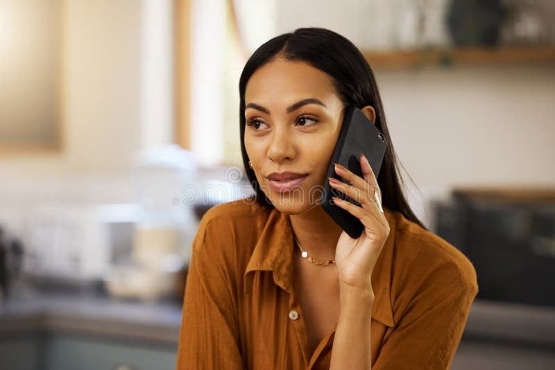 personne au telephone avec maison en arriere plan