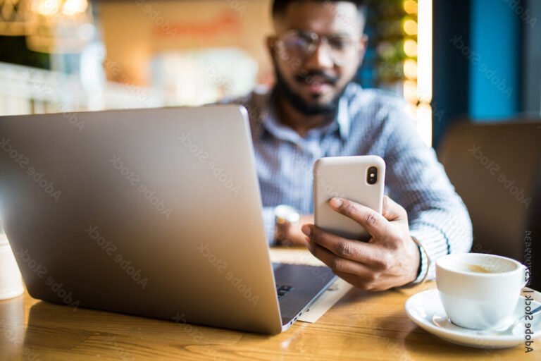 personne au telephone avec ordinateur portable moderne