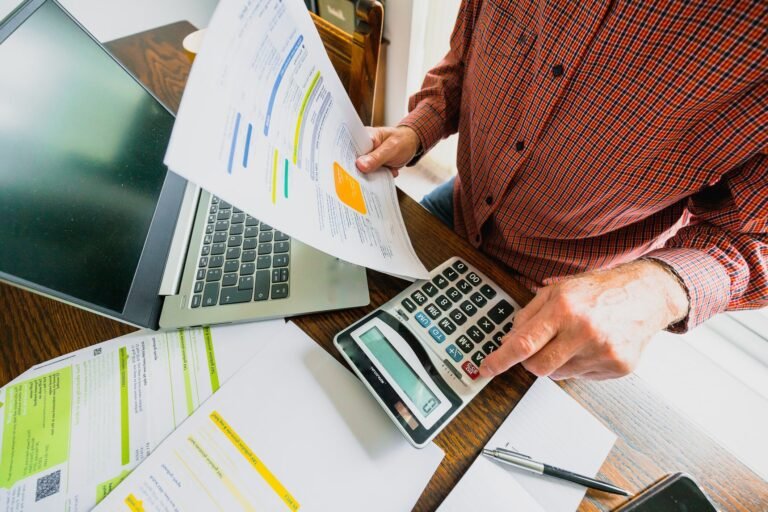 personne calculant ses economies retraite avec calculatrice