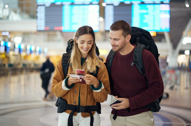 personne choisissant un forfait mobile abordable